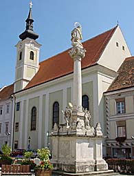 Die Piaristenkirche und davor die barocke Mariensule oder die Pestsule