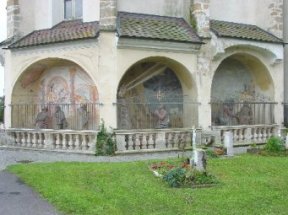 Vom Horner Bildhauermeister Friedrich Haslinger geschaffene Figuren im Kapellenkranz auerhalb der Apsis der Kirche